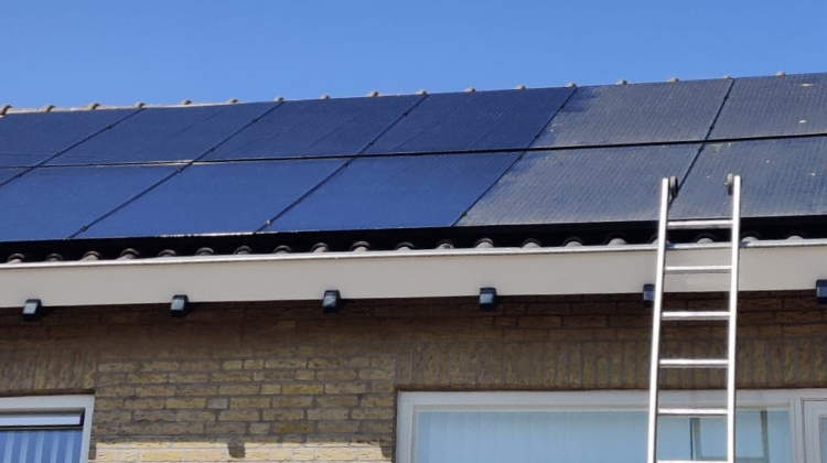 (Saharazand zonnepanelen schoonmaken